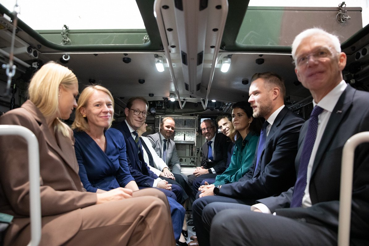 Baltijas valstu un Ziemeļvalstu ārlietu ministri apmeklē bruņutransportieru &quot;Patria&quot; ražot...