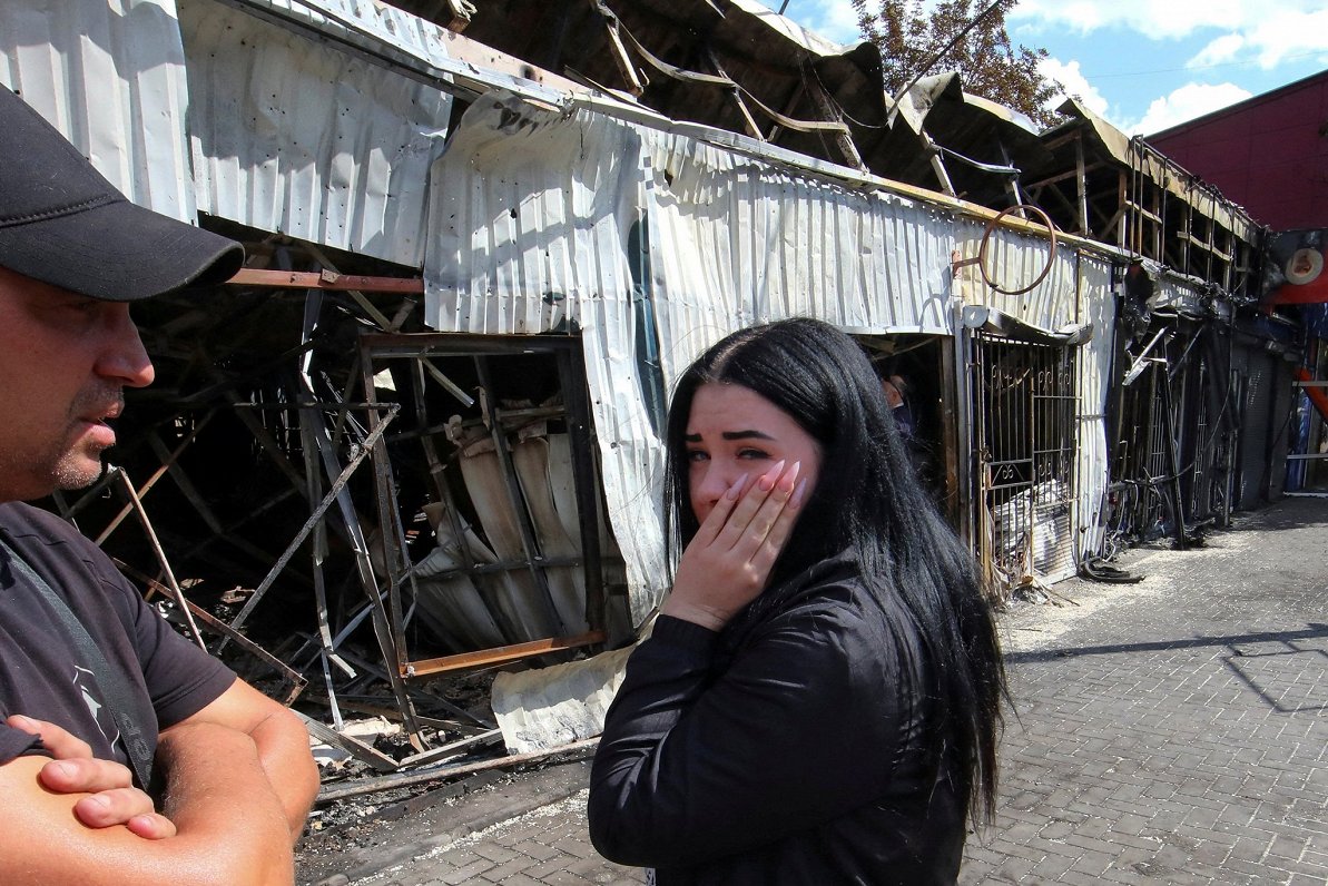 На следующий день после ракетного удара, унесшего 16 жизней. Украина, Константиновка, Донецкая облас...