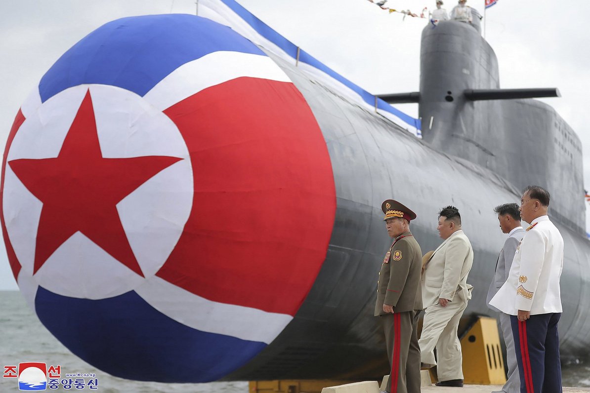 Ziemeļkoreja nolaidusi ūdenī savu pirmo &quot;taktisko kodoluzbrukuma zemūdeni&quot;