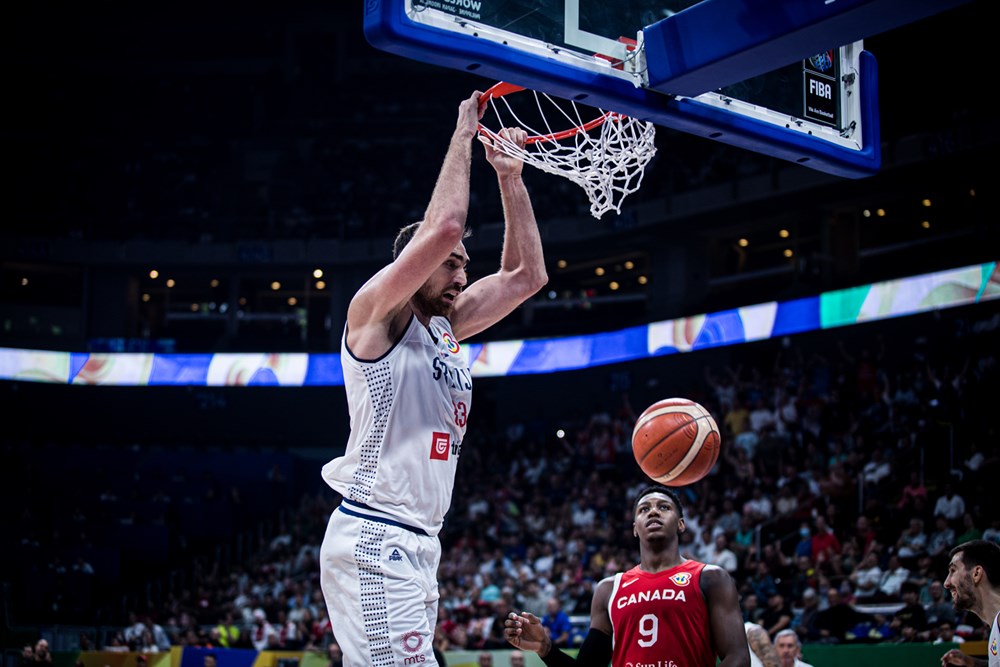Serbijas basketbolists Nikola Milutinovs spēlē pret Kanādu