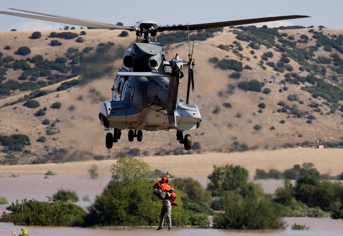 Grieķijā glābēji ar helikopteru glābj plūdu skarto ciemu iedzīvotājus