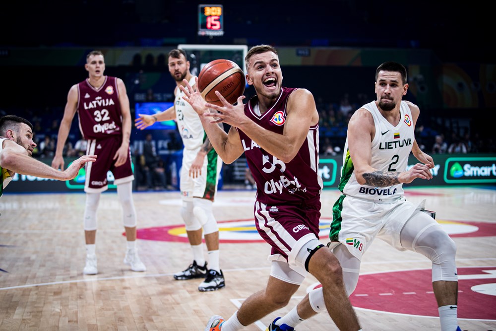 Latvijas basketbolists Artūrs Žagars spēlē pret Lietuvu