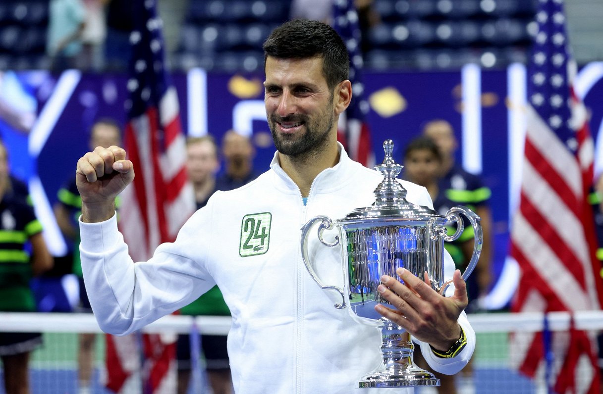 Novaks Džokovičs ar ASV atklātā čempionāta uzvarētāja kausu