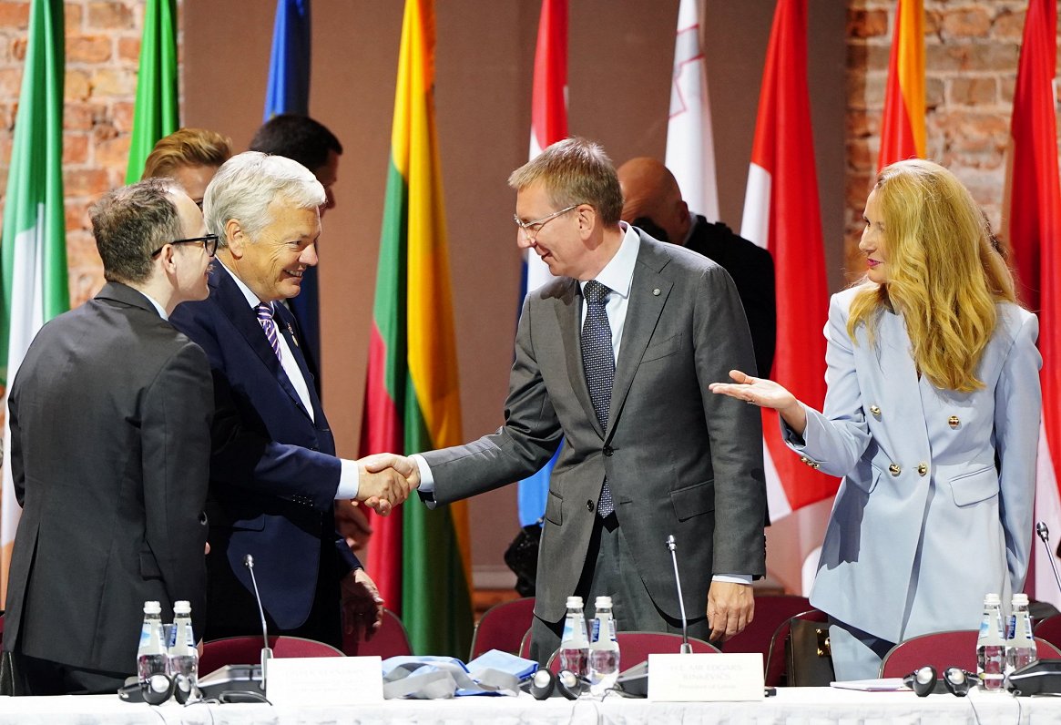 Ukrainas tieslietu ministrs Deniss Maļuska (no kreisās), Eiropas Savienības tieslietu komisārs Didjē...