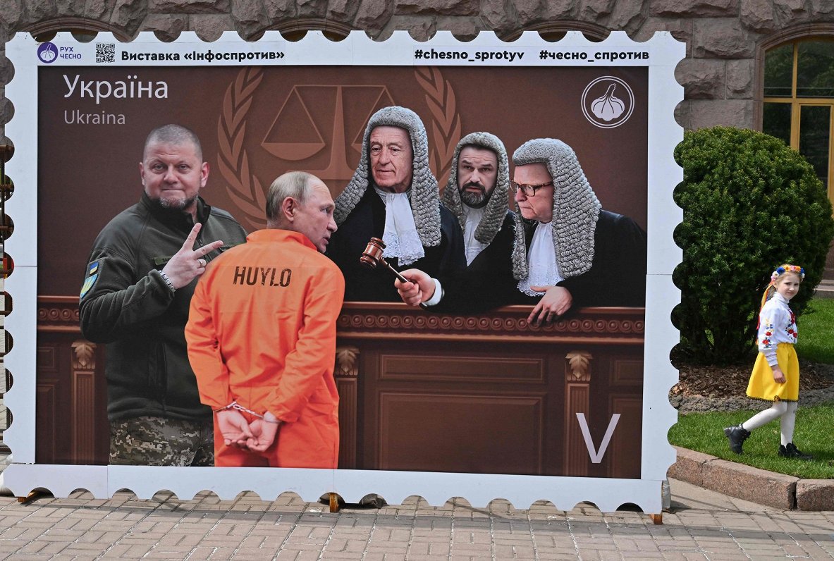 Ukrainas galvaspilsētā Kijivā plakāts aicina tiesāt Krievijas diktatoru Vladimiru Putinu