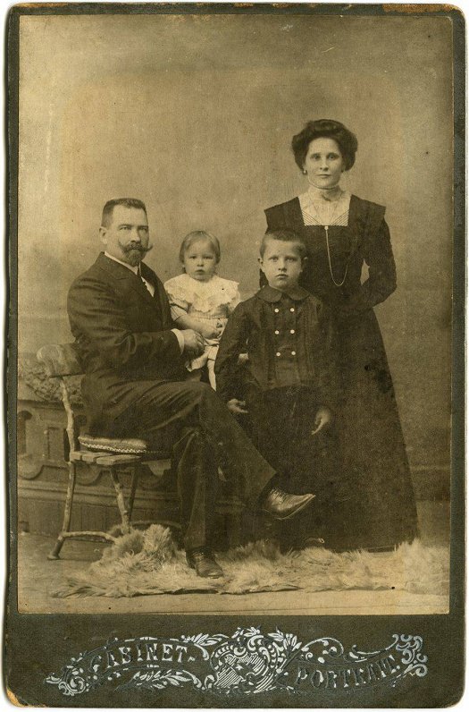 Stulpinu ģimene. No kreisās: Ludviks, Aleksandrs, Napoleons, Veronika, 1916.–1919. gads. Lietuvas Jū...