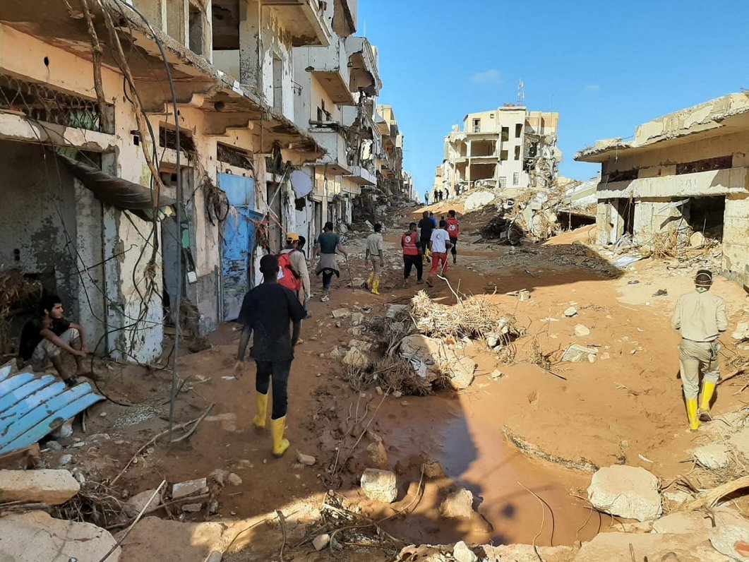 Plūdos smagi cietusī Dernas pilsēta Lībijā
