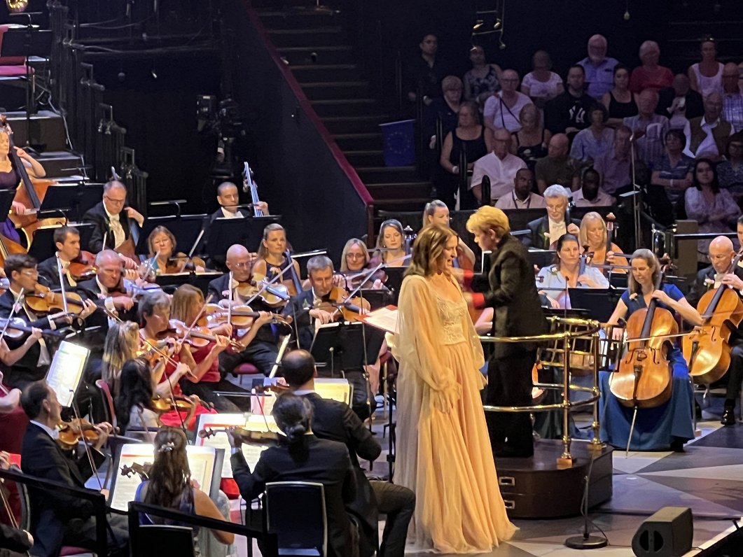 BBC simfoniskais orķestris, dziedātāja Liza Davidsena un diriģente Merina Alsopa &quot;BBC Promenāde...