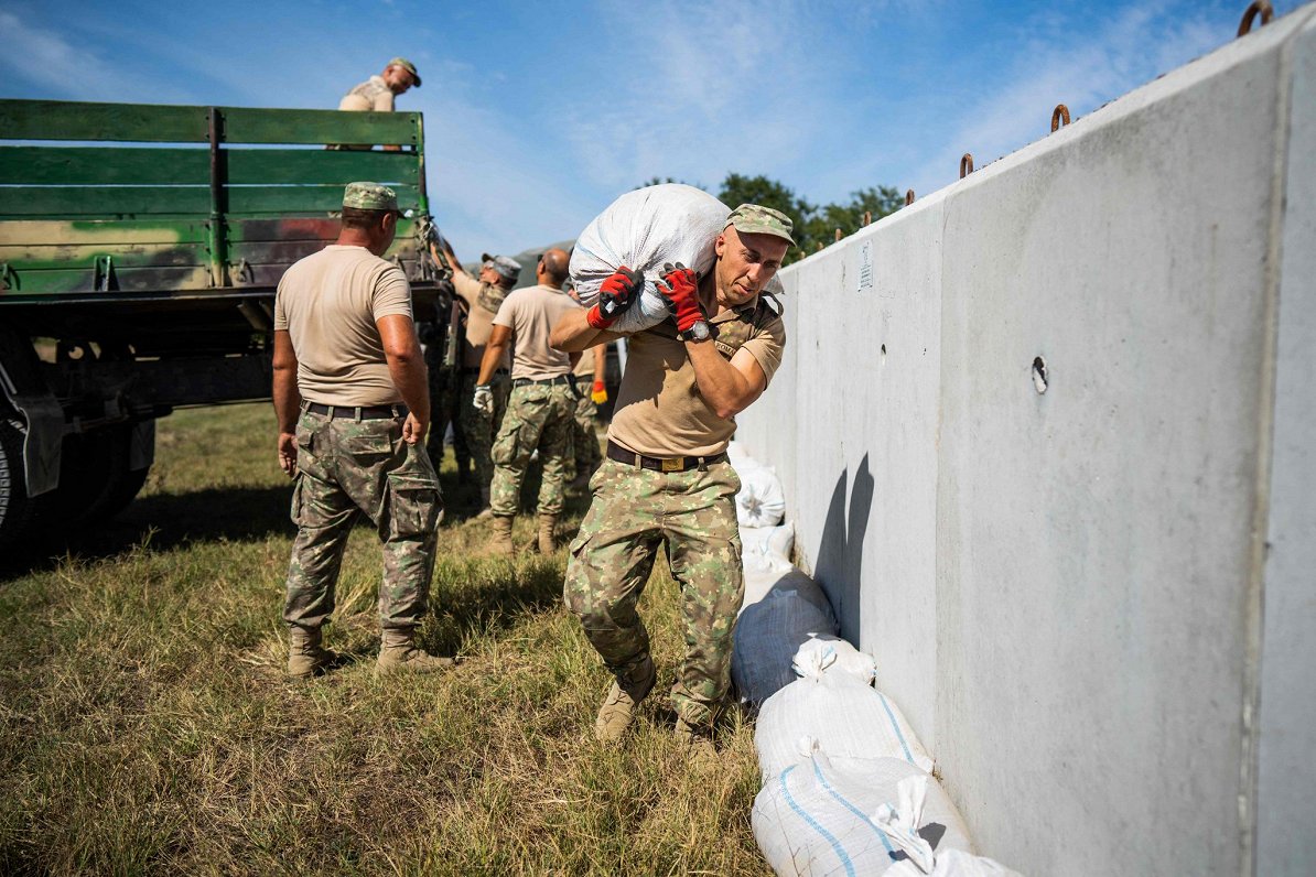Rumānijas armija būvē bumbu patvertni Plauru ciematā