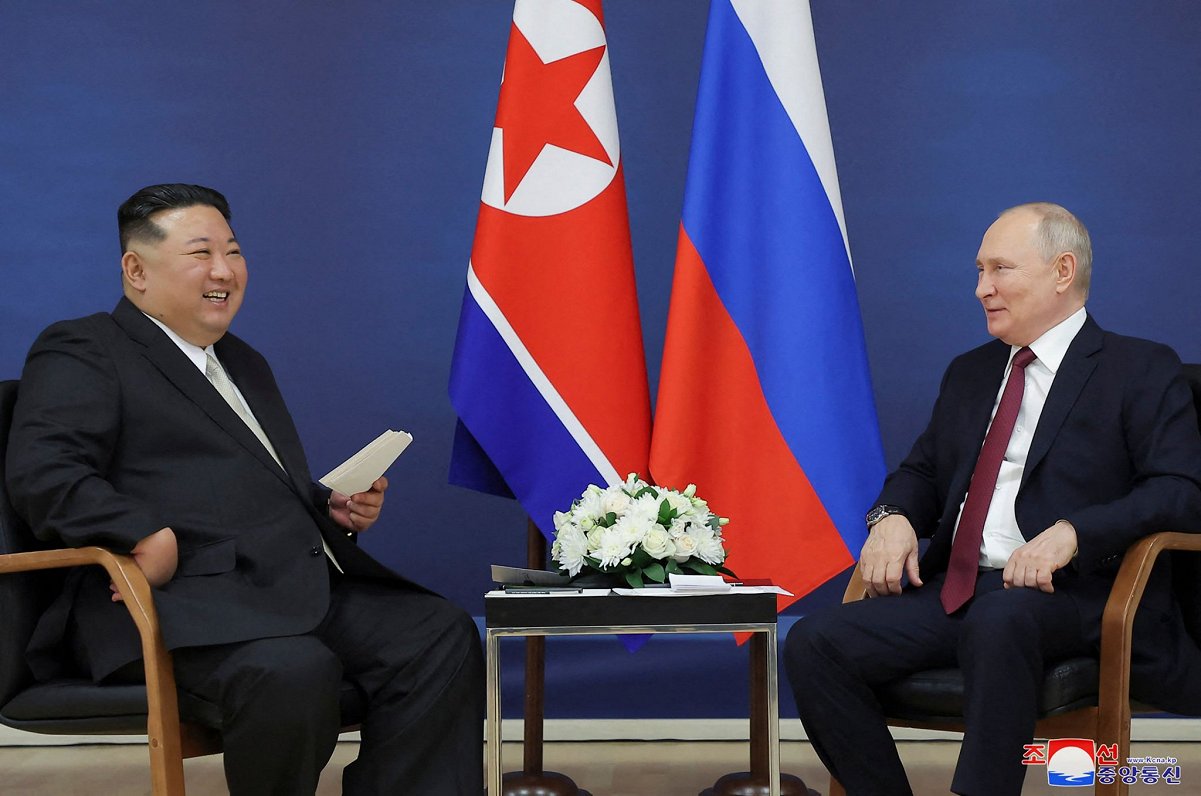 Ziemeļkorejas vadonis Kims Čenuns tiekas ar Krievijas diktatoru Vladimiru Putinu