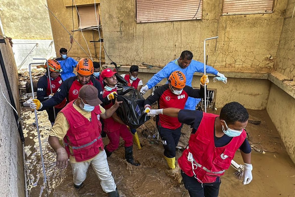 Lībijas pilsētā Dernā glābēji savāc plūdos bojāgājušo cilvēku līķus