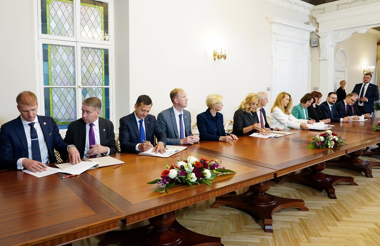 Evikas Siliņas valdības pārstāvji paraksta koalīcijas sadarbības līgumu.