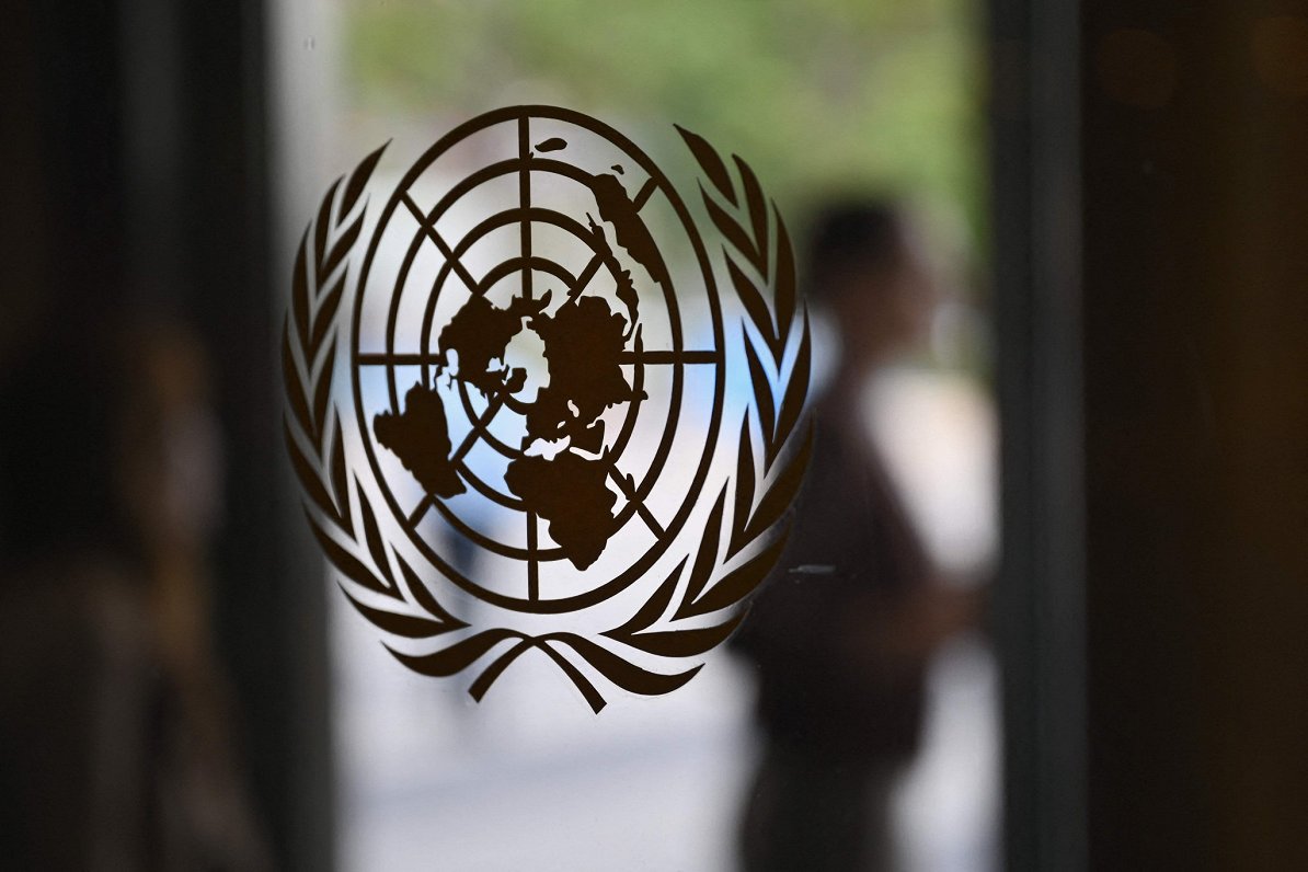Ilustratīvs attēls: ANO logotips uz organizācijas galvenās mītnes durvīm Ņujorkā,  ASV