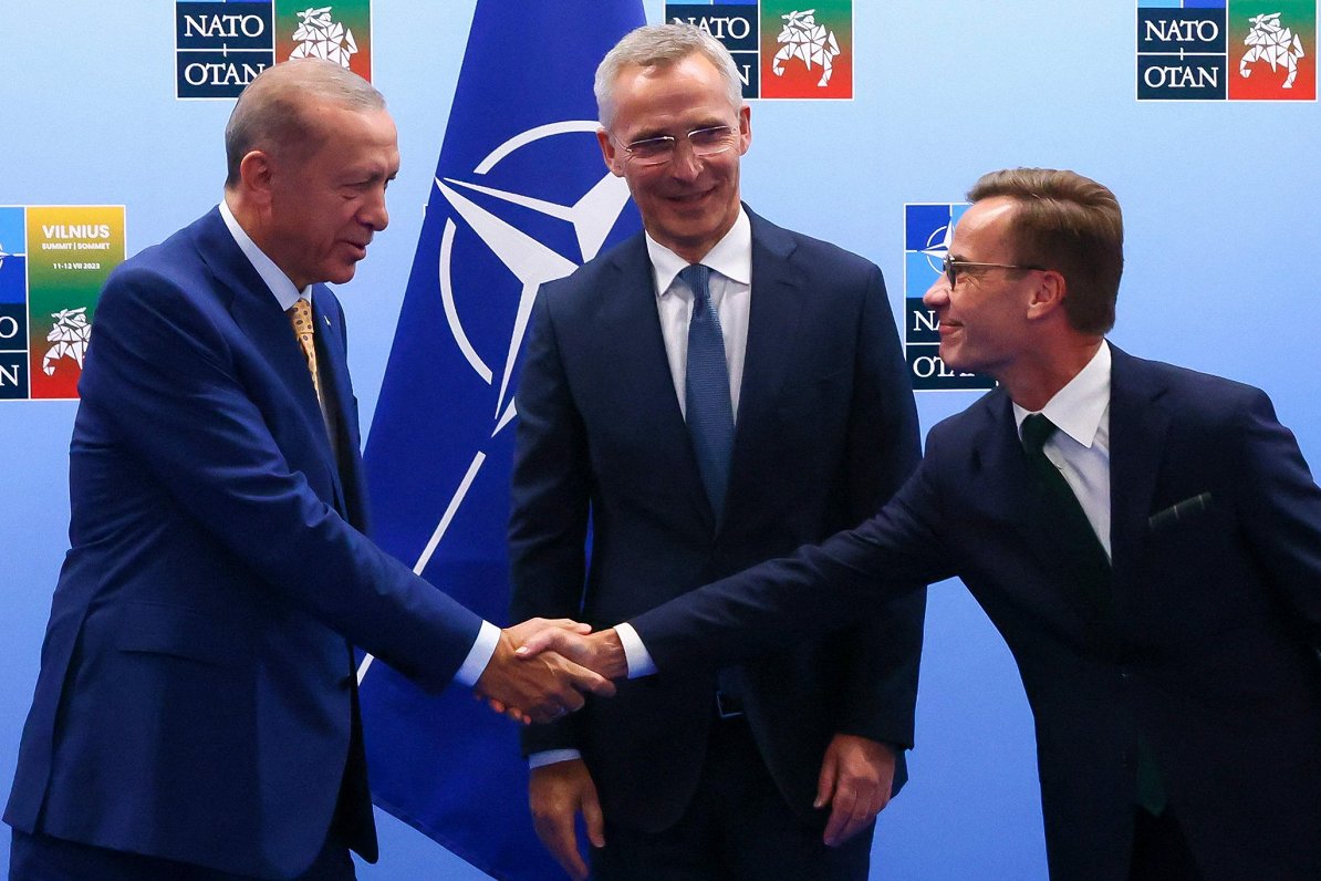 Turcijas prezidents Radžips Tajips Erdogans, NATO ģenerālsekretārs Jenss Stoltenbergs un Zviedrijas...