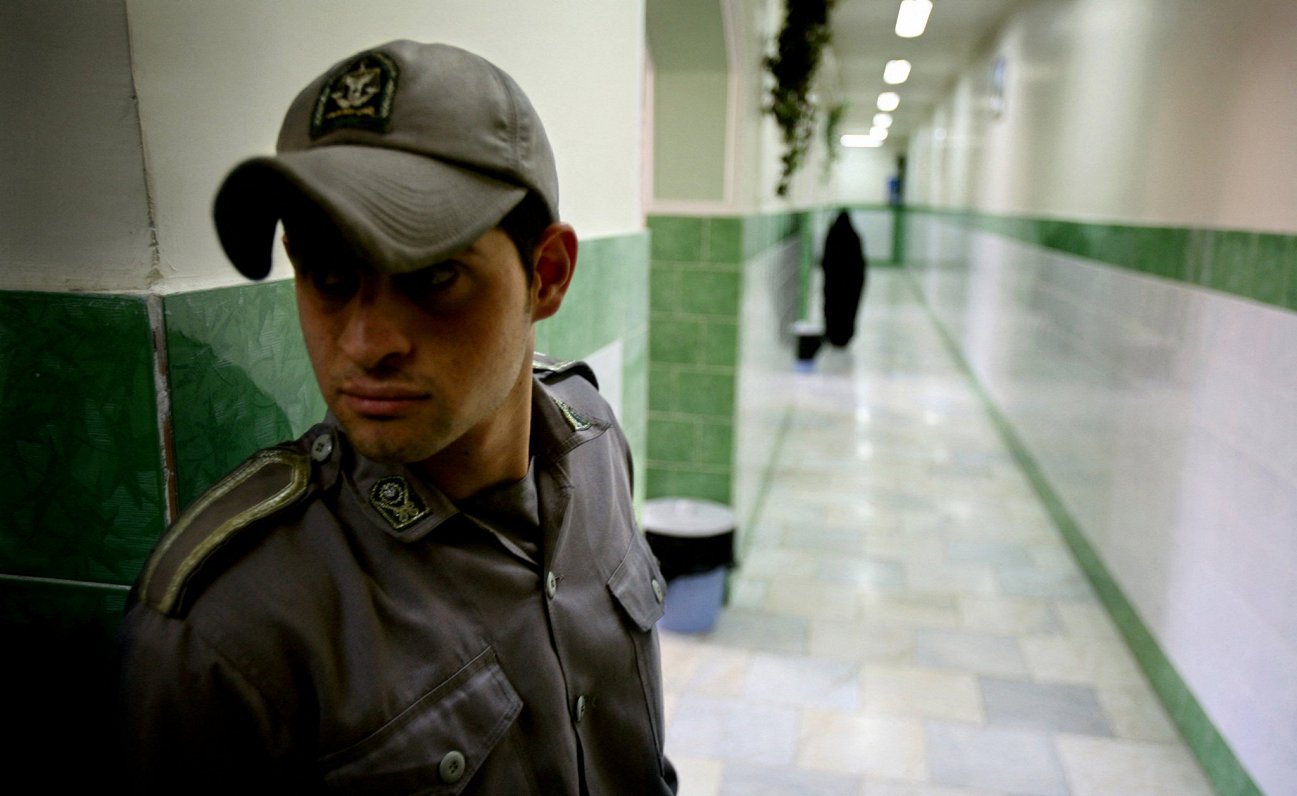 Apsargs bēdīgi slavenajā Evinas cietumā Irānā