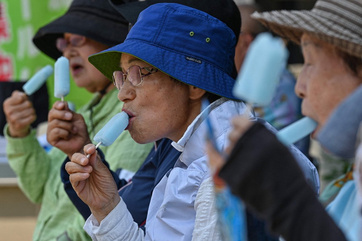 Ilustratīvs attēls: japāņu seniori vasaras svelmē atvēsinās ar saldējumu