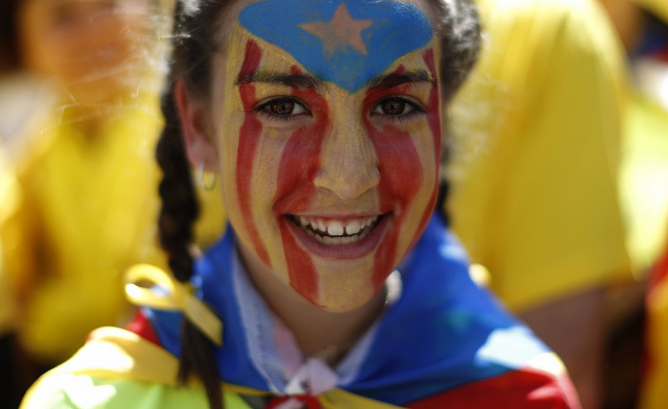 Ilustratīvs attēls: Meitene ar uz sejas uzzīmētu Katalonijas karogu
