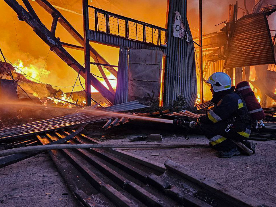 Krievijas uzbrukuma izraisīta ugunsgrēka dzēšana Ukrainas pilsētā Ļvivā