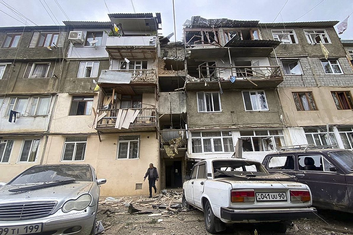 Azerbaidžānas ofensīvas rezultātā bojāta ēka Kalnu Karabahas galvaspilsētā Stepanakertā