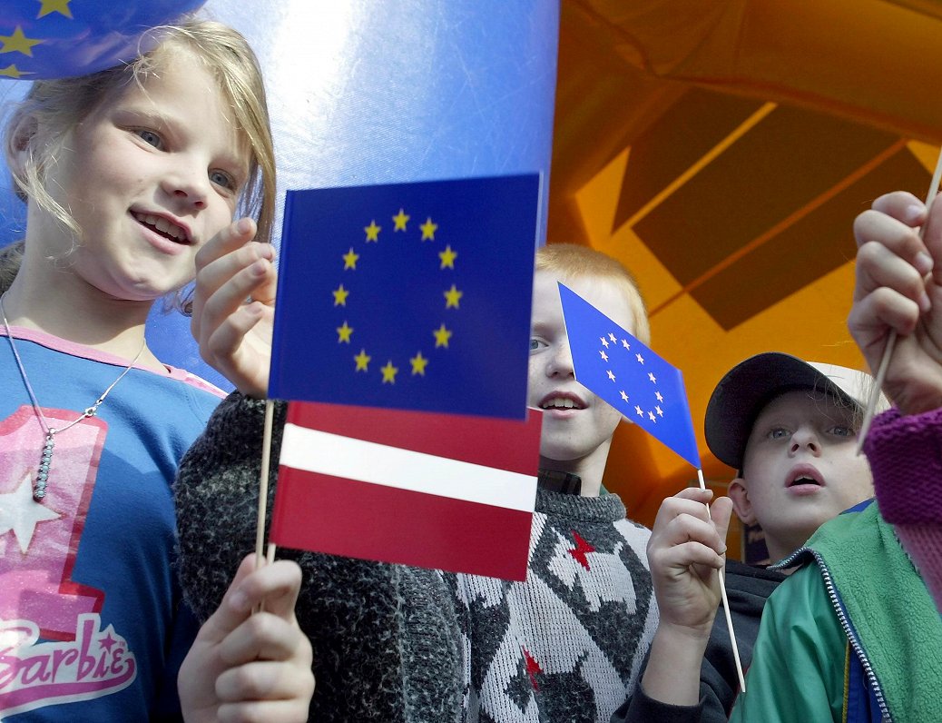 Bērni ar Latvijas un ES karodziņiem pirms 2003. gada 20. septembrī notikušā referenduma par Latvijas...