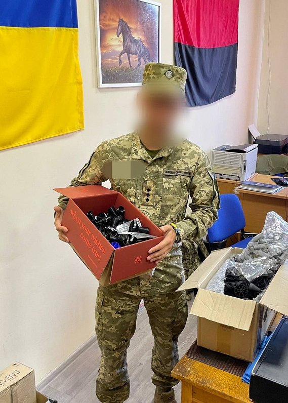 Ukrainas armijas karavīrs ar jaunu sūtījumu no Latvijas