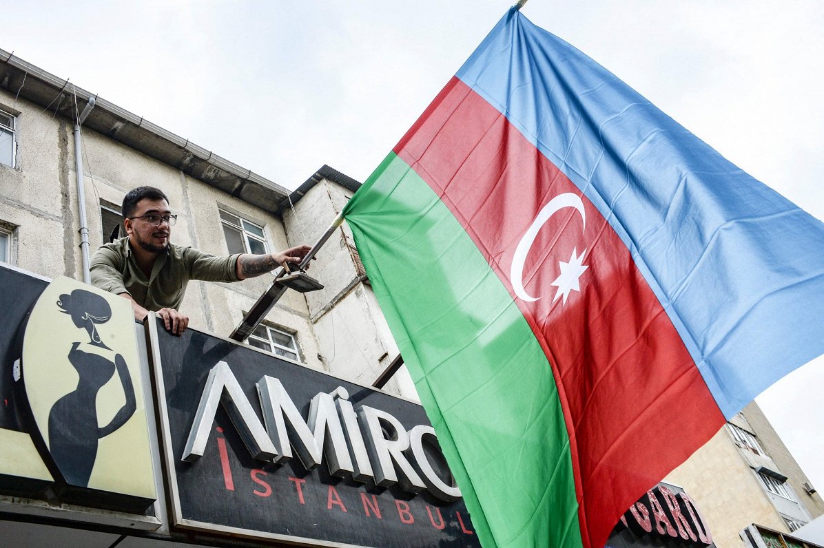 Azerbaidžānas galvaspilsētā Baku iedzīvotāji izkar valsts karogus par godu valsts veiksmīgajai &quot...