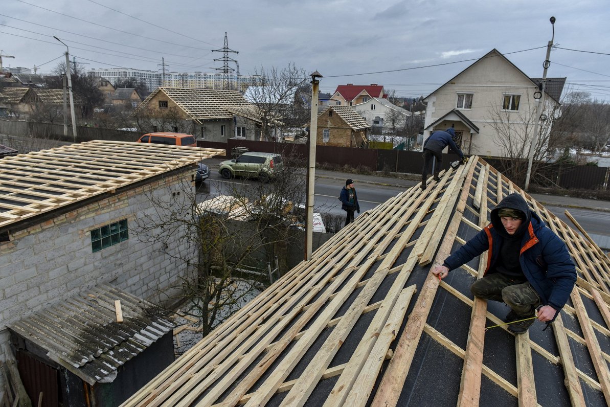 Ēku atjaunošanas darbi Kijivas ziemeļrietumu piepilsētā Bučā