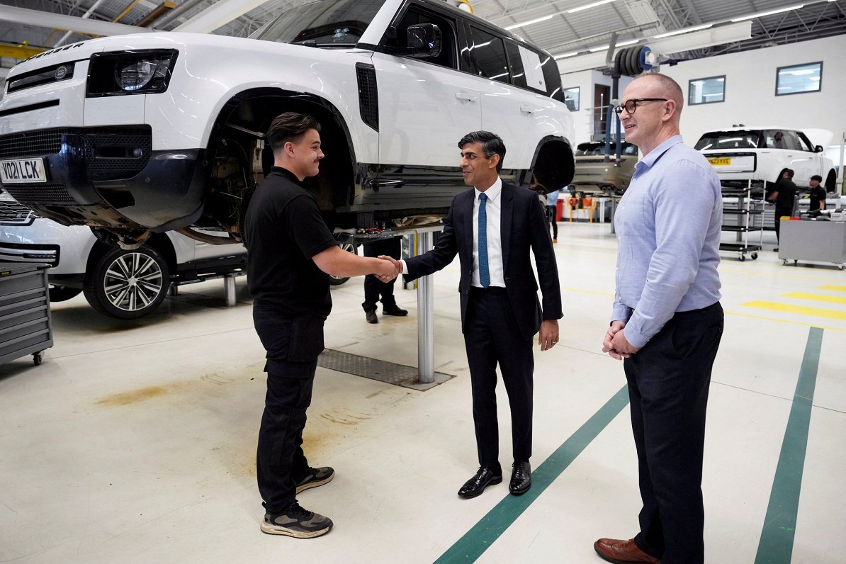 Lielbritānijas premjers Riši Sunaks (vidū) apmeklē &quot;Land Rover&quot; automobiļu ražotni