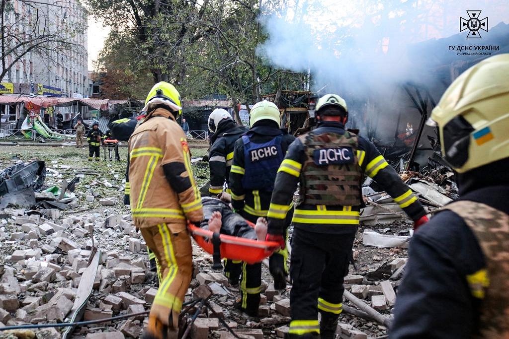 Čerkasu pilsētā glābēji sniedz palīdzību Krievijas uzbrukumā cietušajiem