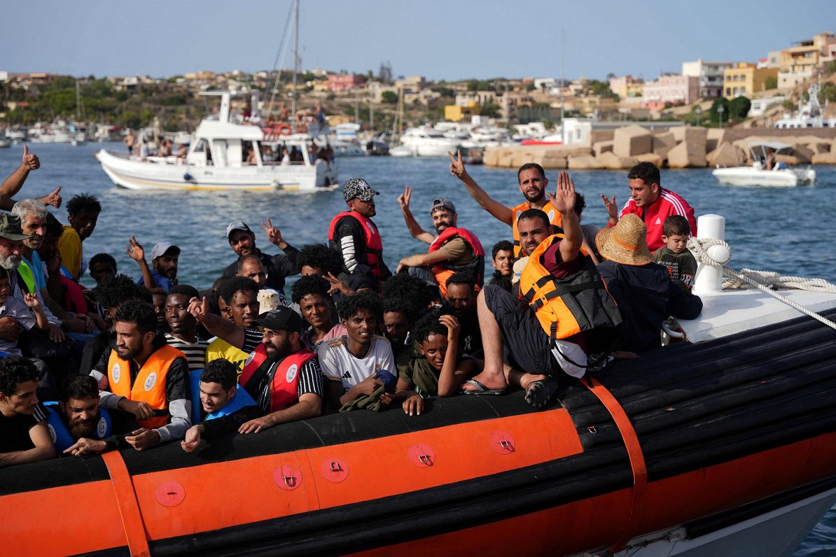 Laiva ar migrantiem, kas piestājusi krastā Lampedūzas salā Itālijā