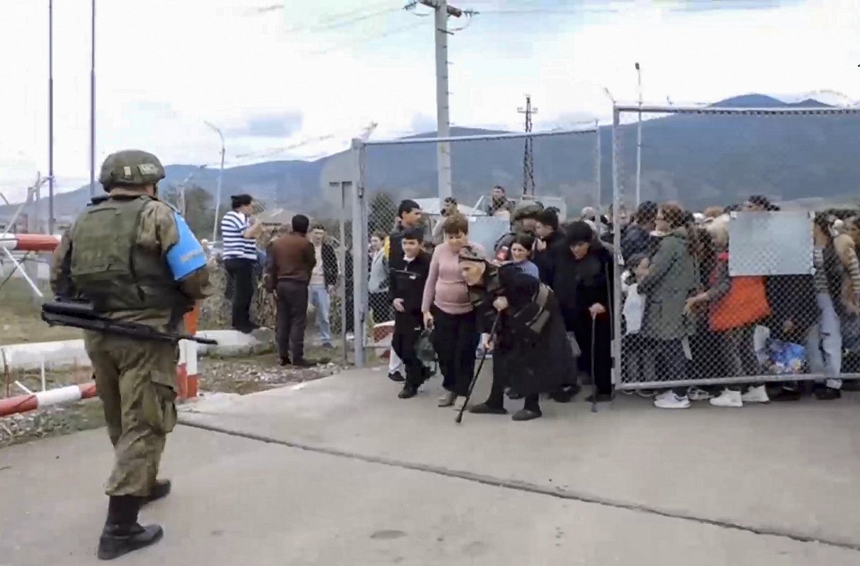 Krievijas miera uzturētāji reģionā evakuē ap 5000 Kalnu Karabahas iedzīvotāju