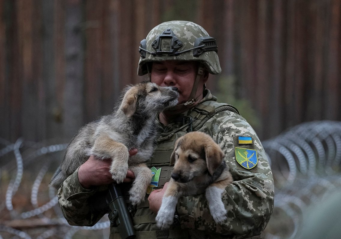 Ukrainas armijas komandieris Serhijs Najevs ar suņiem pozīcijās netālu no Baltkrievijas robežas