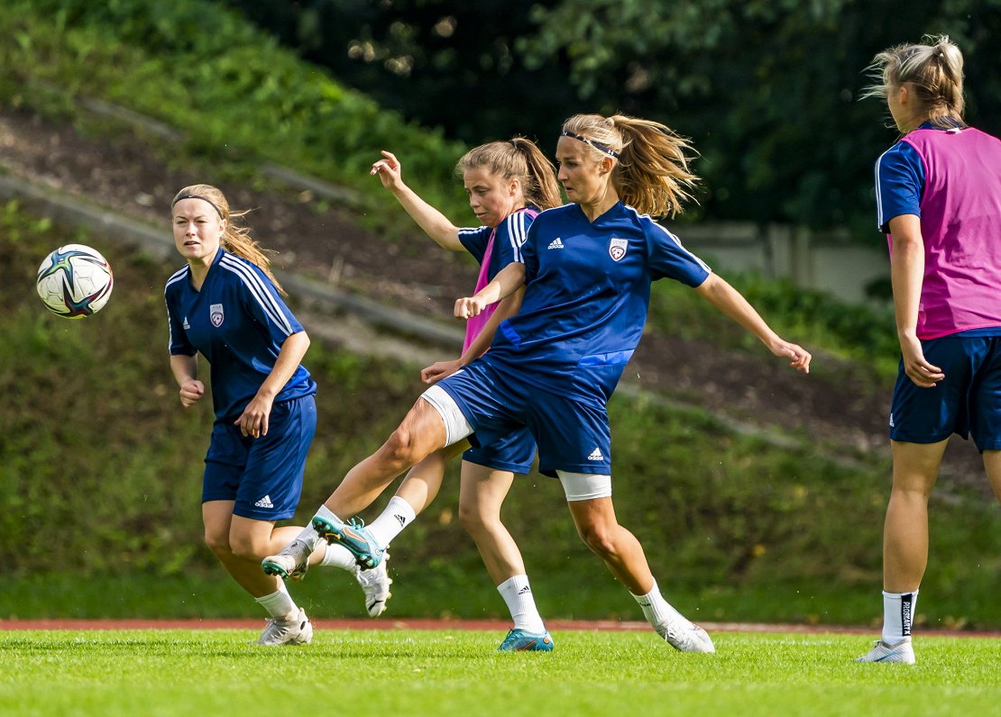 Latvijas sieviešu futbola izlase treniņā
