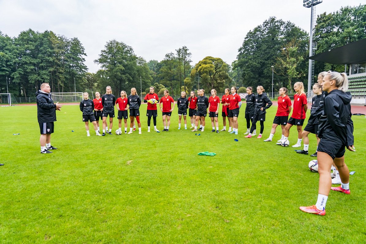 Latvijas sieviešu futbola izlase treniņā