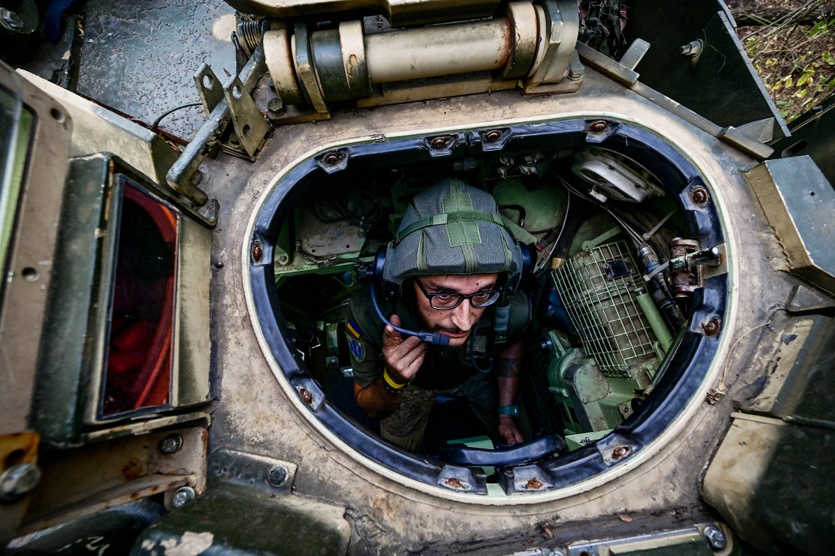 Ilustratīvs attēls: Ukrainas bruņoto spēku 47. mehanizētās kājnieku brigādes karavīrs, kurš piedalīj...