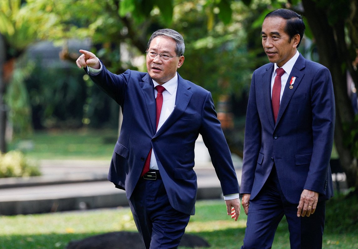 Indonēzijas prezidents Džoko Vidodo (no labās) Džakartā tiekas ar Ķīnas premjeru Li Cjanu