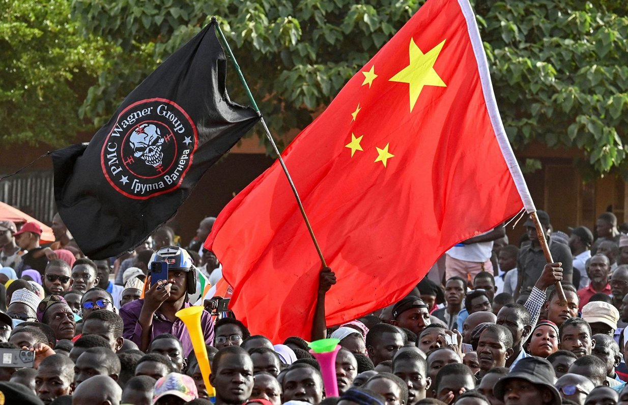 Nigēras apvērsuma atbalstītāji valsts galvaspilsētā Niamejā ar Ķīnas un militārā grupējuma “Vagner”...