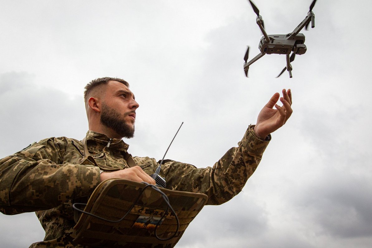 Ilustratīvs attēls: ukraiņu karavīrs palaiž bezpilota lidaparātu jeb dronu