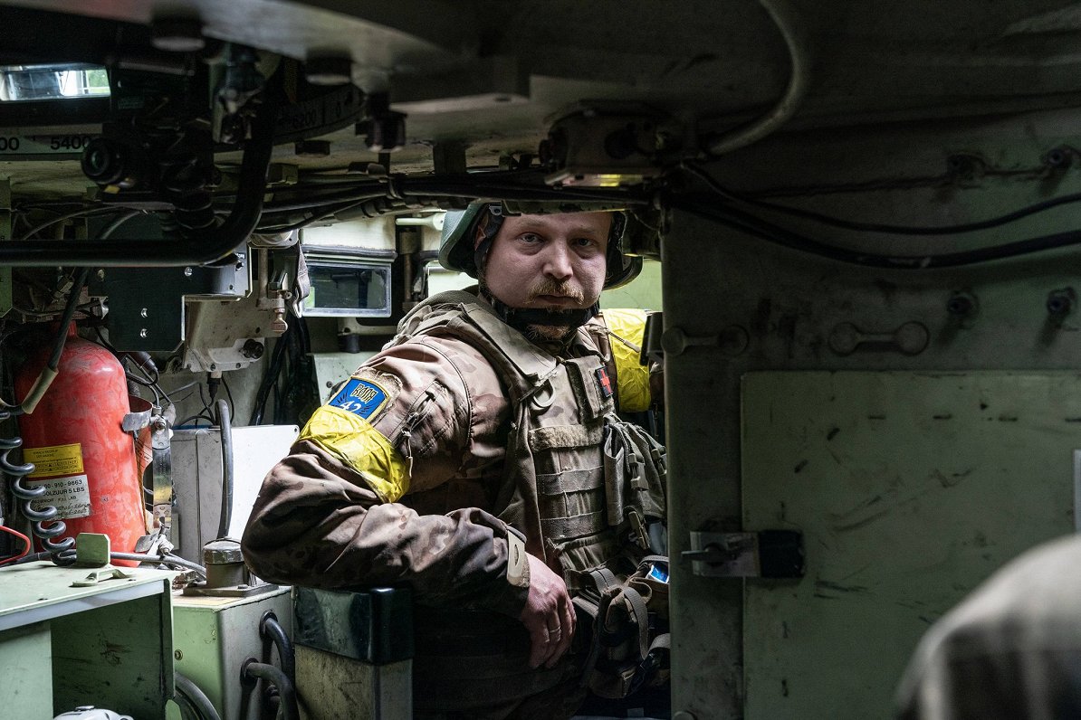 Ukrainas karavīrs Bahmutas apkaimē