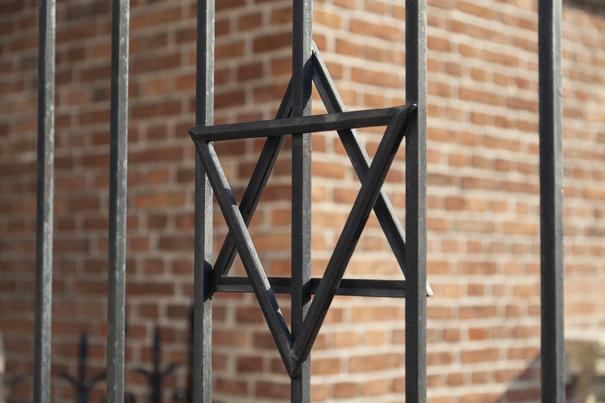 Ilustratīvs attēls: Dāvida zvaigzne metāla vārtos pie ebreju sinagogas