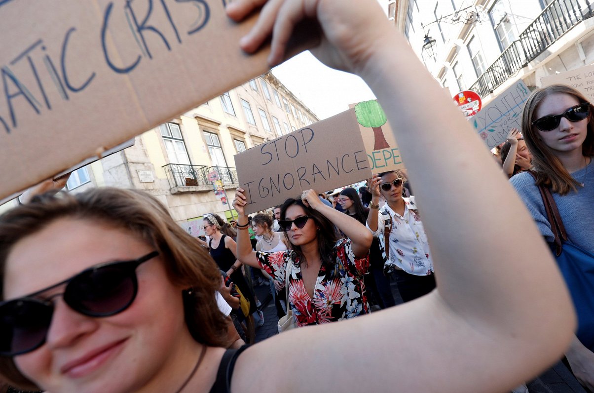 Klimata aktīvisti Lisabonas ielās