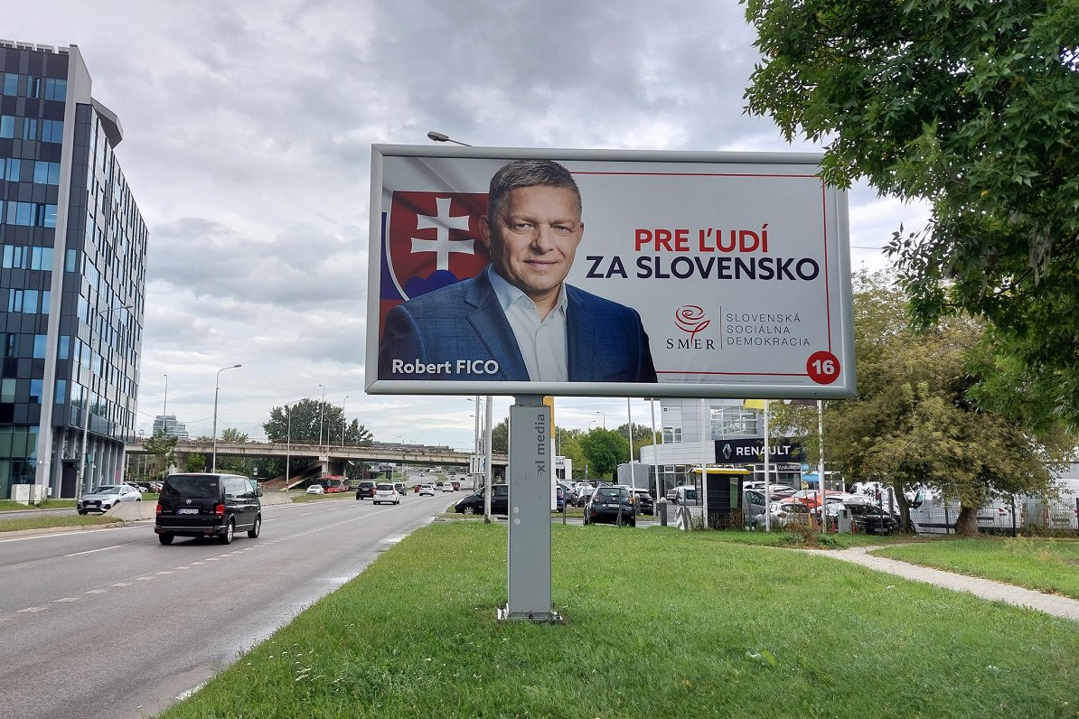 Slovākijas politiķa Roberta Fico priekšvēlēšanu reklāmas plakāts Bratislavas ielās