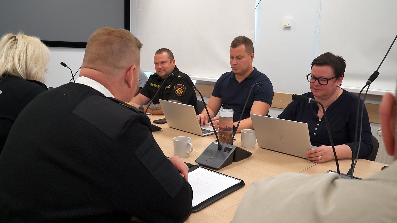 Civilās aizsardzības un bruņoto spēku pārstāvji tiekas apaļā galda mācībās