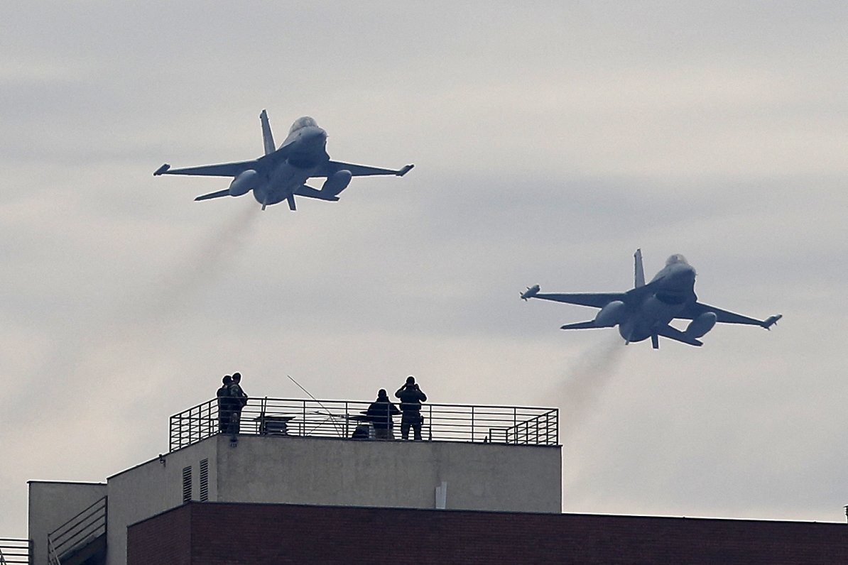 Ilustratīvs attēls: F-16 iznīcinātāji piedalās militārajā parādē