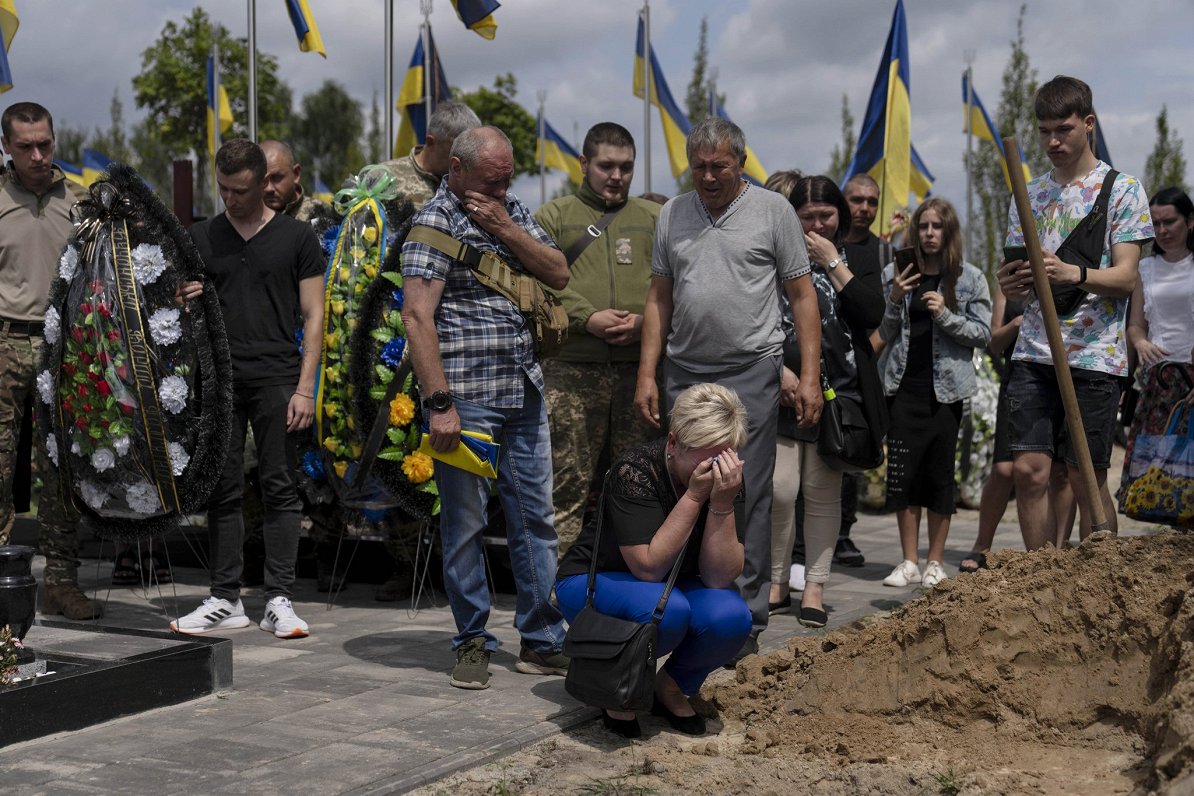 Ilustratīvs attēls: Ukrainā, Bučā tiek pārapglabāti okupantu sarīkotajā slaktiņā nogalinātie cilvēki