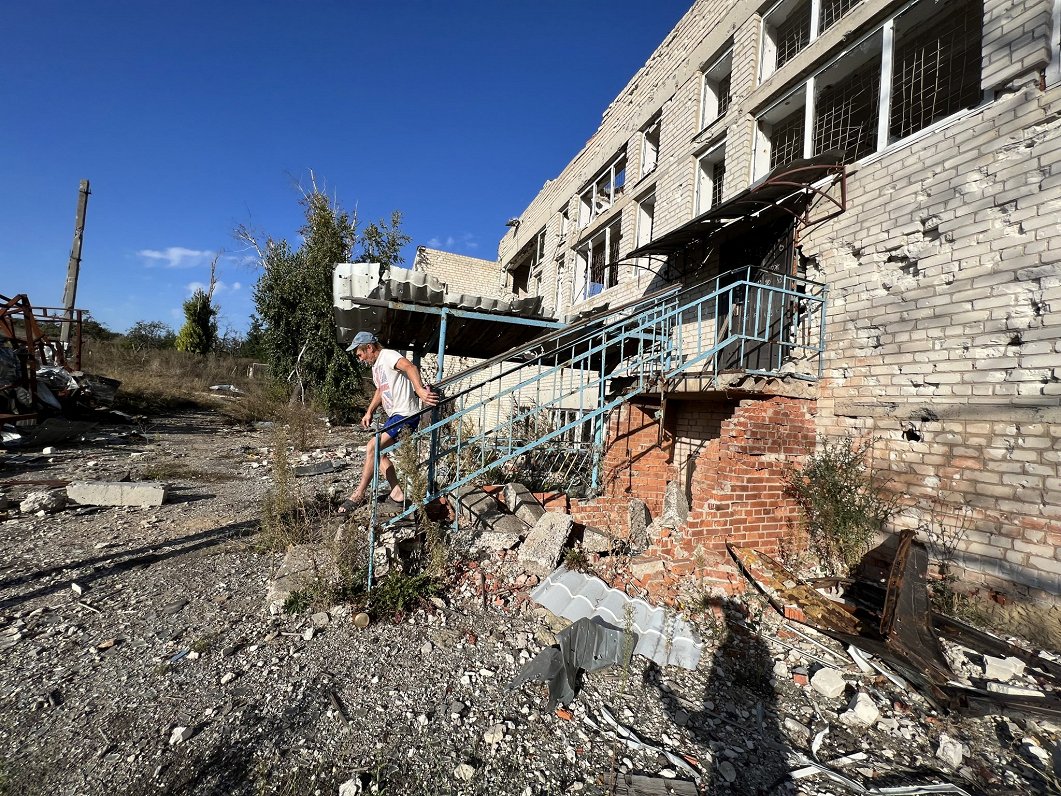 Dolinas ciems Doneckas apgabalā, karadarbībā izpostītā skola