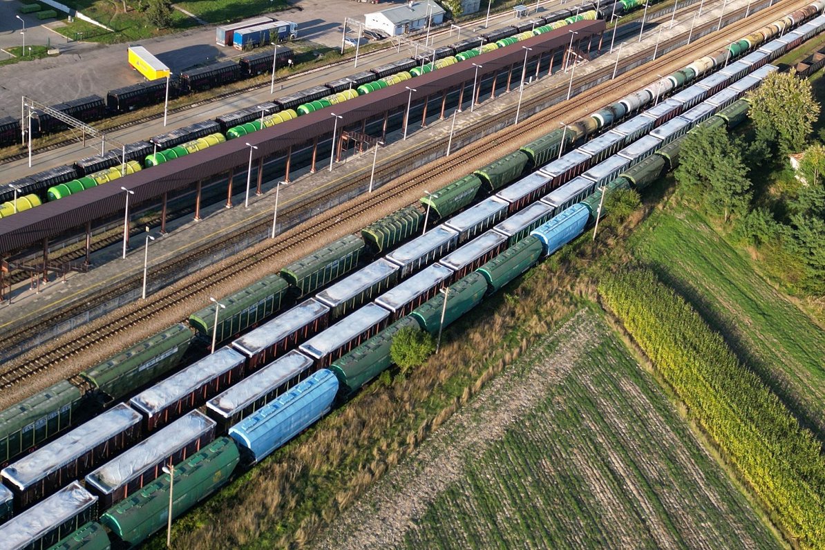 Ilustratīvs attēls: vilciena kravas vagoni ar Ukrainas labību pie Polijas-Ukrainas robežas