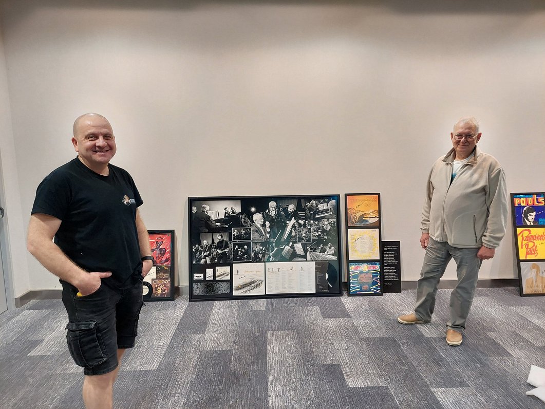 No kreisās: fotogrāfs Aigars Hibneris un skaņuplašu entuziasts, kolekcionārs Raitis Pavlovičs.