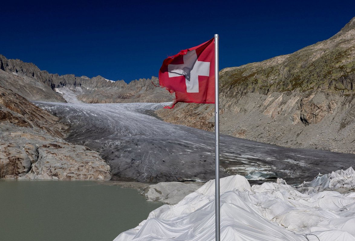 Ilustratīvs attēls: Šveices karogs virs Ronas ledāja Valē kantonā