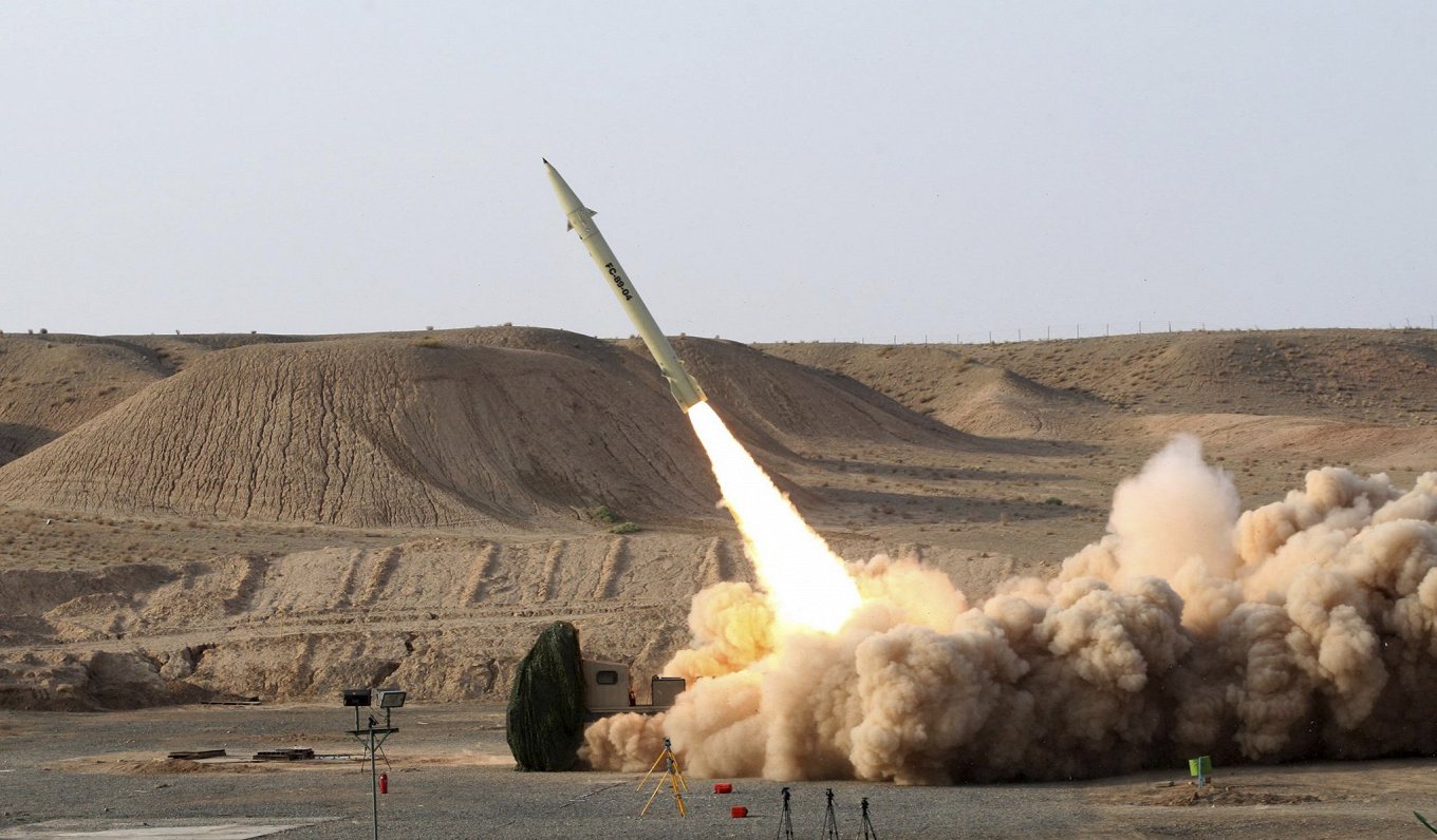 Ilustratīvs attēls: Irāna izmēģinājuma poligonā izšauj “Fateh-110” ballistisko raķeti